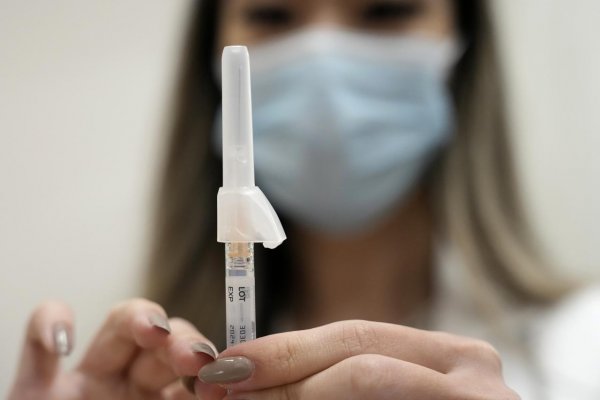 Štát spúšťa očkovanie proti covid-19 novou adaptovanou vakcínou, očkovať sa bude vo vybraných nemocniciach