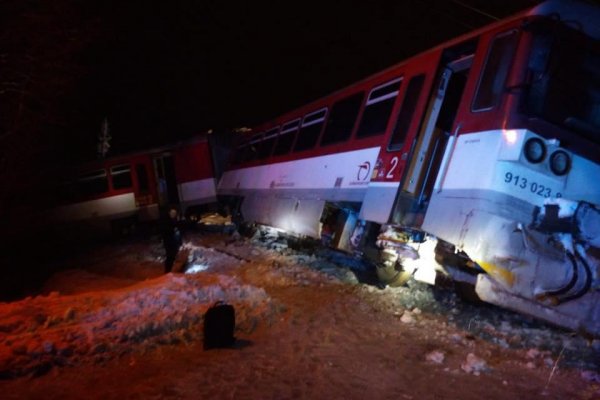 Pri zrážke osobného vlaku s kamiónom sa zranilo 7 ľudí