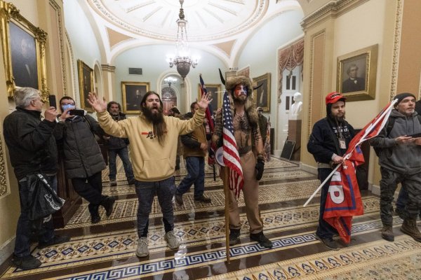 Vpád do Kongresu. Polícia zadržala muža známeho ako QAnon Shaman