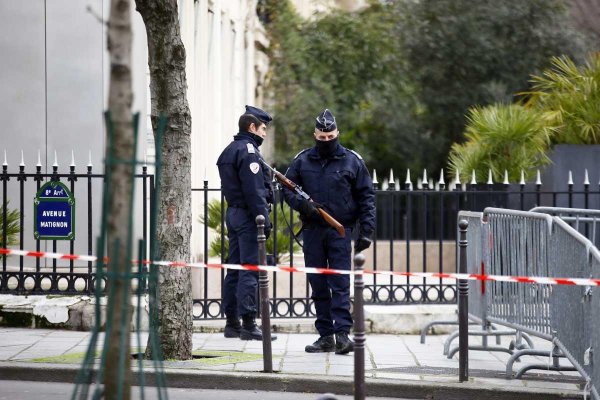 AKTUÁLNE: V Paríži vrazilo do jednotky francúzskych vojakov auto
