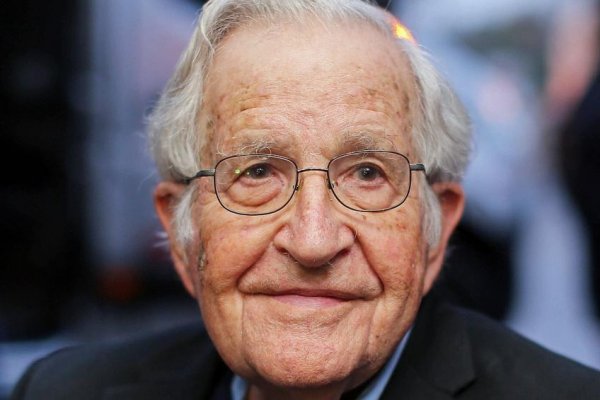 Ako Noam Chomsky drísta o umelej inteligencii