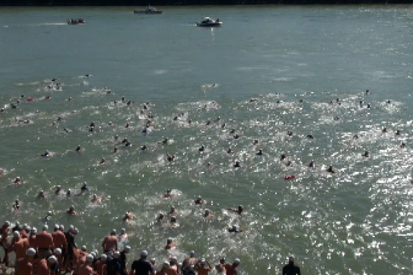 400 ľudí preplávalo Dunaj