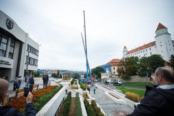 Pred budovou parlamentu vztýčili Dankov stožiar. Vyzbierali sa naň občania i politici
