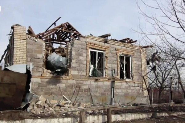 Vojna na východe Ukrajiny: Streľba, zničené domy, miestni hľadajúci nevybuchnuté granáty