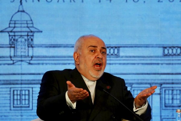 Zaríf priznal, že Iráncom po zostrelení lietadla klamali; Rúhání varuje Západ