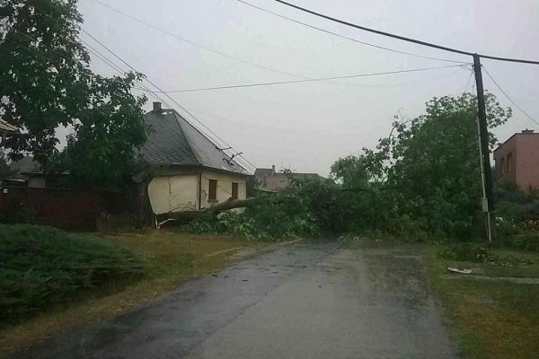 Po včerajšej búrke sú ľudia na strednom Slovensku stále bez elektriny