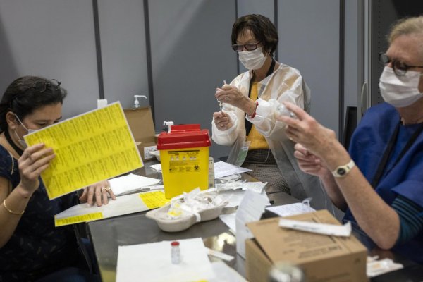 Spoliehať sa na posilňujúce dávky pre boj s pandémiou nestačí, varuje epidemiologička z WHO