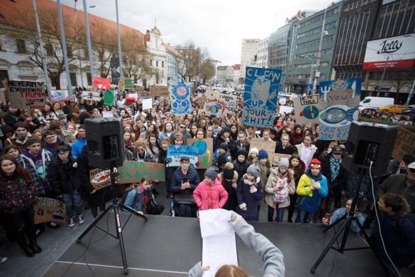 Na protest v Bratislave prišli stovky stredoškolákov. Žiadajú vládu, aby prestala ignorovať klimatické problémy