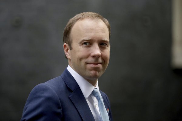 Britský minister zdravotníctva Matt Hancock rezignoval na svoju funkciu pre porušenie pandemických pravidiel