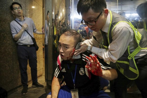 Šesť zranených si vyžiadala potýčka pred nákupným centrom v Hongkongu
