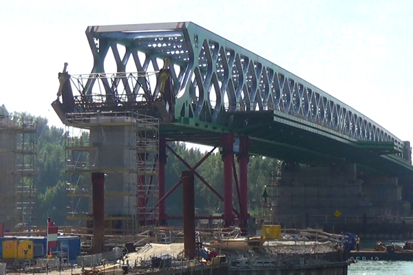 Dunaj je uzavretý, stavajú najťažšiu časť mostu