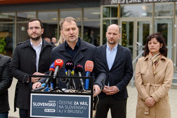 Hnutie Slovensko vyzvalo na odstúpenie Šutaja Eštoka a stiahnutie zákona o STVR