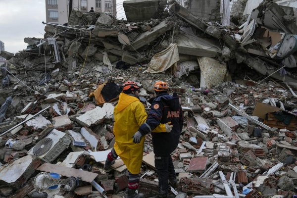 Zemetrasenie si v Turecku a Sýrii vyžiadalo už 2300 obetí