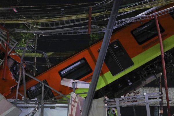 V hlavnom meste Mexika sa zrútil nadjazd metra, zahynulo najmenej 13 ľudí