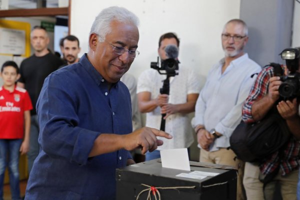 Portugalské voľby vyhrali vládni socialisti, väčšinu však nezískali
