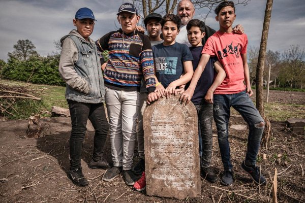 Židovský cintorín v rukách rómskych detí. Hovoria si "najväčší frajeri" 