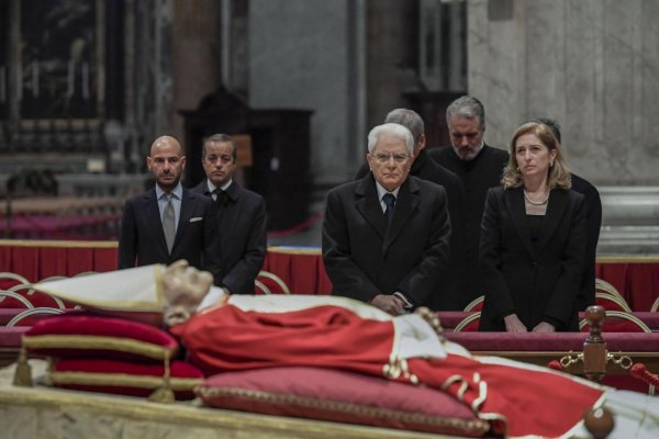 S Benediktom XVI. sa prišli rozlúčiť aj taliansky prezident a premiérka