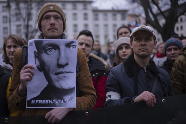 Pred ruskou ambasádou v Berlíne sa konali demonštrácie proti Putinovi