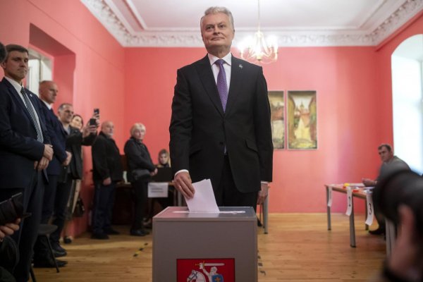 Obyvatelia Litvy hlasujú vo voľbách prezidenta i referende o dvojakom občianstve