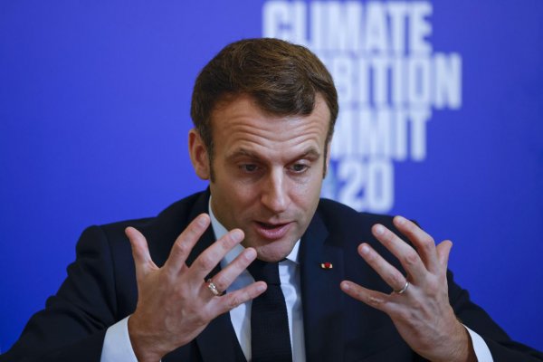 Prezident Macron mal pozitívny test na koronavírus. Ide do sedem dňovej karantény