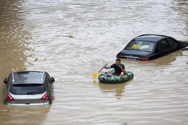 Čínu zasiahli silné dažde; pri záplavách zahynulo viac ako 140 ľudí