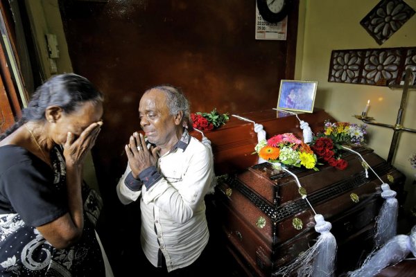Počet obetí útokov na Srí Lanke klesol 