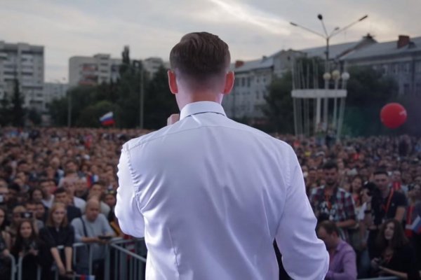 Navalného v regionech vítají tisíce lidí. Kreml se aktivitu opozice snaží udusit