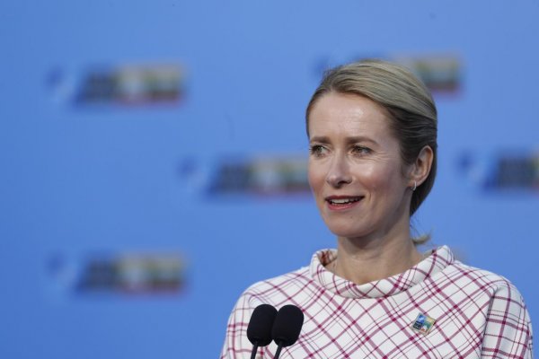 Estónska premiérka čelí výzvam na odstúpenie pre aktivity jej manžela v Rusku