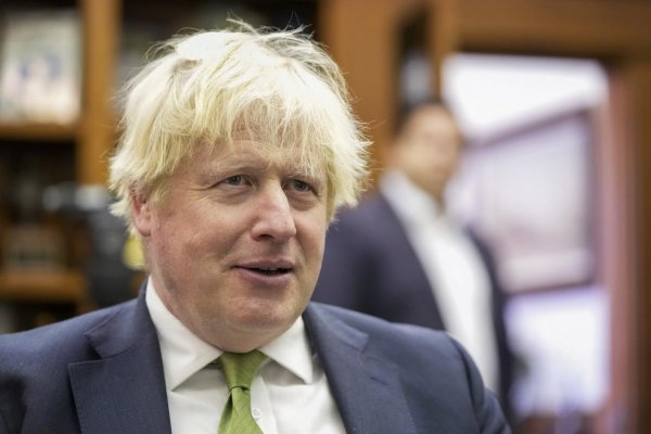 Britský expremiér Johnson podľa vyšetrovania zámerne zavádzal parlament