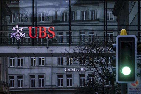 Akcie banky Credit Suisse sa po oznámení prevzatia zo strany UBS prepadli o 63 %