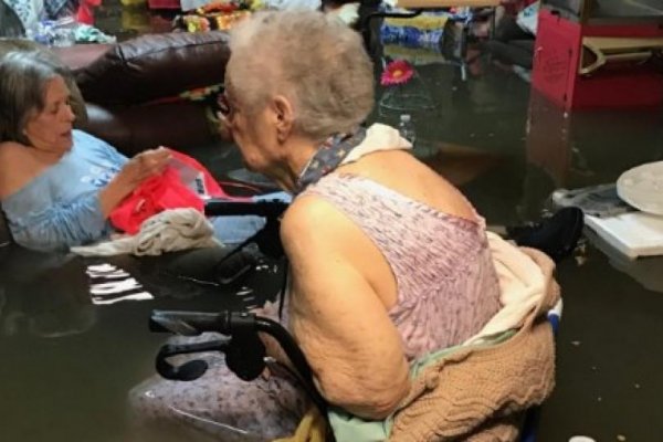 Babičky seděly po pás ve vodě. Děsivý symbol záplav v Texasu