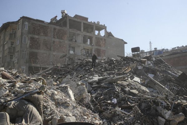 Počet mŕtvych po zemetrasení v Turecku a Sýrii presiahol 22-tisíc