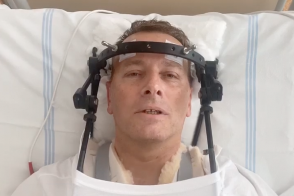 Boris Kollár uverejnil video z nemocnice. Hovorí aj o autonehode, ktorej bol účastníkom počas zákazu vychádzania