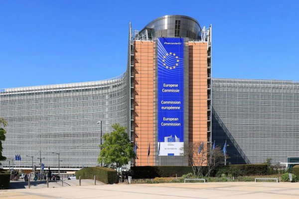 Európska komisia predstavila prísnejšie pravidlá boja proti korupcii na celom svete