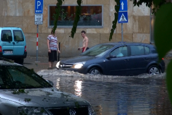 Bratislavou sa prehnala búrka