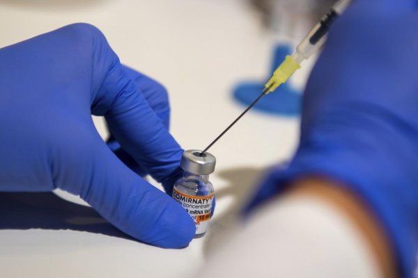 Očkovanie vakcínou Comirnaty proti covid-19 pozastavia
