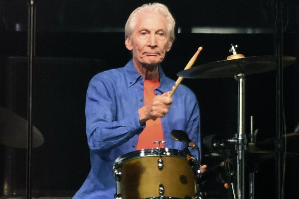 Charlie Watts, bubeník skupiny Rolling Stones, zomrel vo veku 80 rokov
