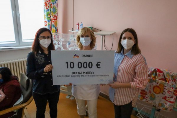 Tovar značiek dm v hodnote 10 000 eur poputuje do perinatologických centier