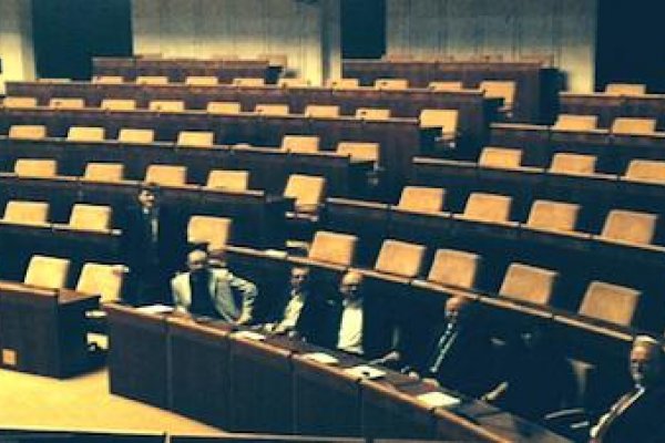 Hlina protestoval v prázdnom parlamente