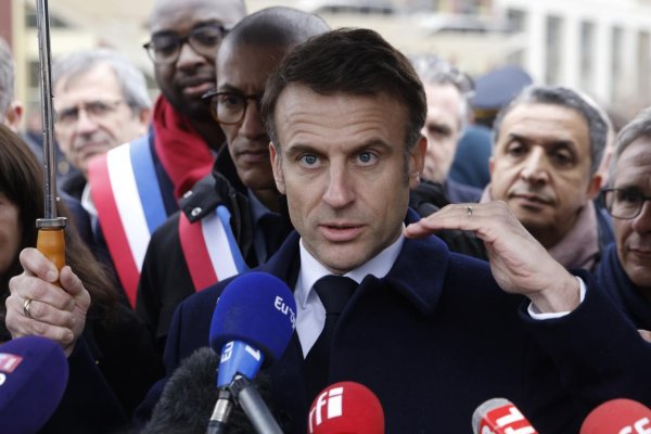 Macron: Francúzsko neplánuje vyslať svojich vojakov na Ukrajinu