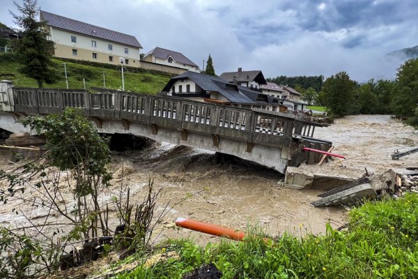 Na rieke Mur v Slovinsku sa pretrhla hrádza, evakuovali stovky ľudí