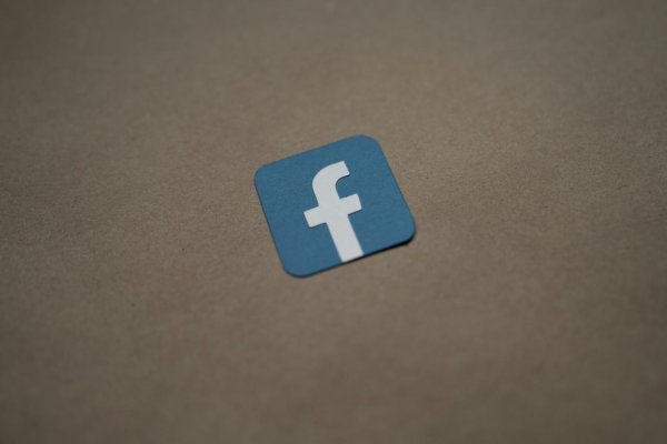 Polícia ide Facebooku pomáhať s bojom proti zákerným online podvodom. Chcem vedieť ako