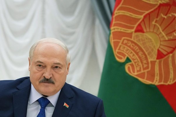 Umelec, ktorý vysypal hnoj pred Lukašenkovou kanceláriou, zomrel vo väzení