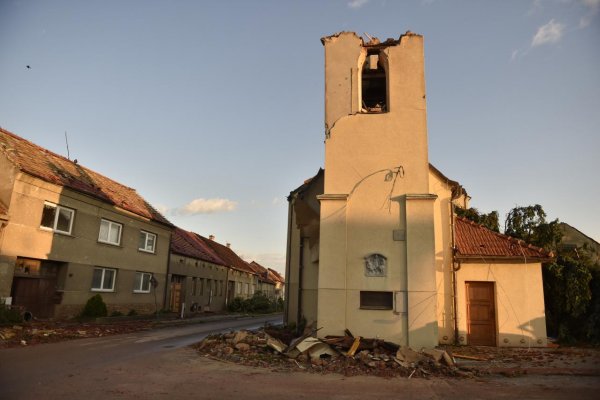 Po tornáde v Česku sa zbúra 61 domov
