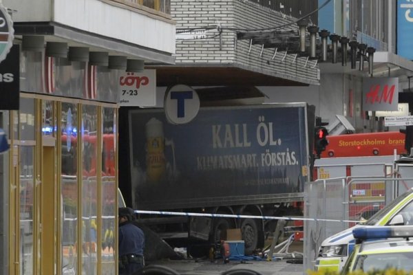 Nákladné auto vrazilo v centre Štokholmu do davu ľudí, zahynuli štyria ľudia