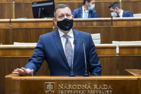 V parlamente zazneli vulgarizmy, v diskusii k správe Lipšica budú pokračovať v utorok