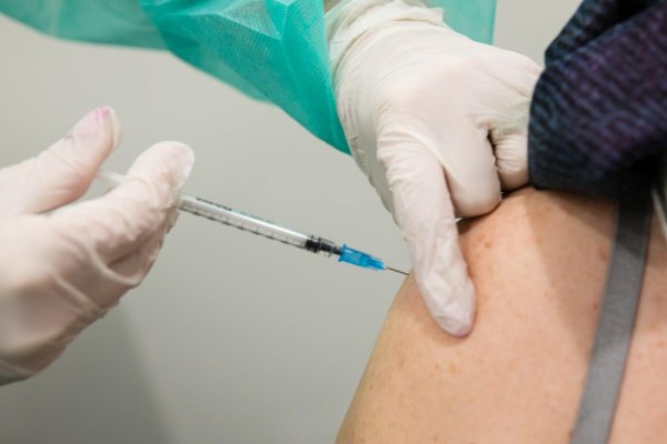 Druhú dávku vakcíny proti COVID-19 dostalo na Slovensku viac ako pol milióna ľudí