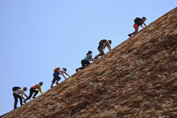 Turisti využili poslednú možnosť vystúpiť na skalu Uluru v Austrálii
