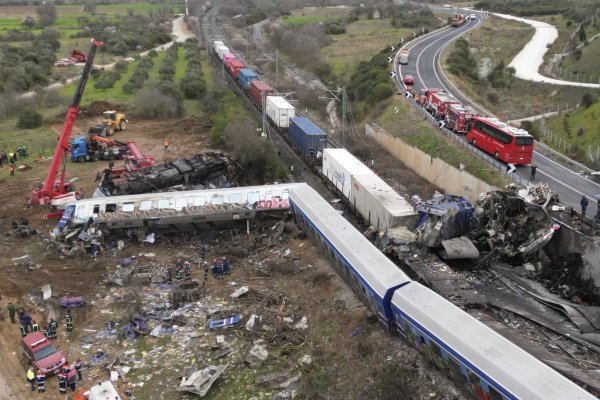 Pri zrážke osobného a nákladného vlaku v Grécku zomrelo 32 ľudí, najmenej 85 bolo zranených
