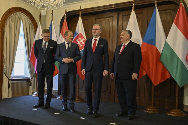 Začal sa summit premiérov V4, Fica a Orbána pri príchode vypískali